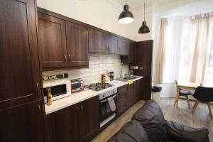 Una cocina o cocineta en Osterley Place - Apt B
