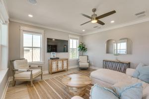 Beacon Hillにある5,000 and Sq Ft! Luxe Beachfront House in Port St Joeのソファと天井ファンのあるリビングルーム