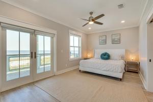 Beacon Hillにある5,000 and Sq Ft! Luxe Beachfront House in Port St Joeのベッドと天井扇風機のある寝室