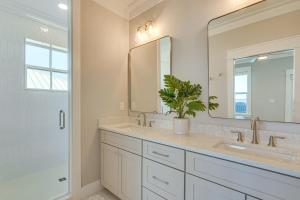 Beacon Hillにある5,000 and Sq Ft! Luxe Beachfront House in Port St Joeのバスルーム(シンク2台、鉢植えの植物付) +36枚の写真
