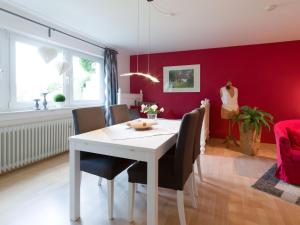a dining room with a white table and chairs at Ferienwohnung Katja in Blieskastel in Blieskastel