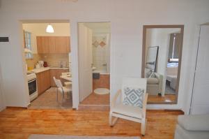 Koupelna v ubytování Sweet Emma Apt + 5 fotografií