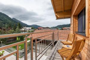 タンハイムにあるHighalp Apartmentsの眺めの良いバルコニー(椅子2脚付)