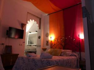 a bedroom with a bed and a mirror at La Gitana y El Rey Sol in Málaga