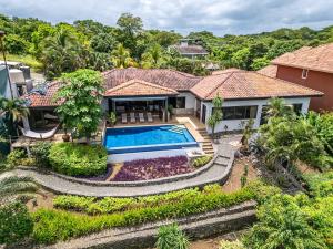 una vista aérea de una casa con piscina en Casa Buena Vista, en Coco