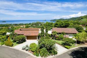 an aerial view of a house with the ocean at Little Dubai in Coco