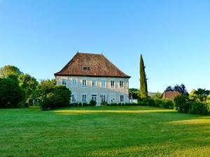 Ein Garten an der Unterkunft Luxury 5-star mansion, hotel services included, swimming pool, tennis, bowling