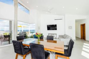 O zonă de relaxare la Casa Mulira Modern 4br Ocean View Villa