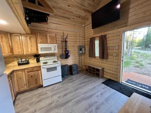 cocina con armarios de madera y estufa blanca en Werlein Rentals #6, en Tok