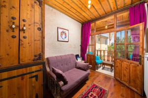 een woonkamer met een bank en een raam bij Aja Cappadocia Cave Hotel in Urgup