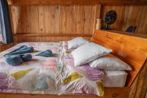 un letto in una stanza con cuscini sopra di Venga Atitlan a San Marcos La Laguna