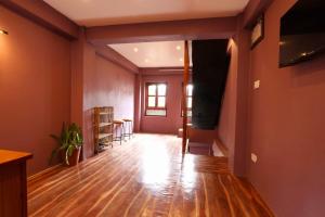 Una televisión o centro de entretenimiento en Rehn Homestay