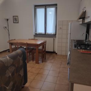 een keuken met een tafel en een eetkamer bij Da Margherita e Giovanni in Mandello del Lario