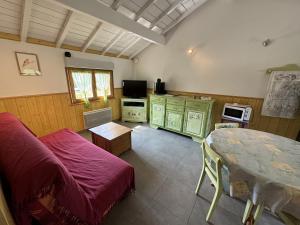 un soggiorno con un divano e un tavolo di Domaine de la prairie des prés a Vagney Altre 65 foto