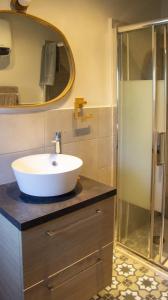 a bathroom with a sink and a shower at Le Goëland, chambre d'hôtes, avec coin repas équipé, SDB privée, 20m2, jardin, piscine, vélos, proche mer in Les Lecques