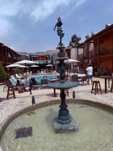 Hacienda CienguillaにあるCasa de Campo Bungalows & Suitesの中庭中の像付き噴水