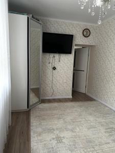 Televiisor ja/või meelelahutuskeskus majutusasutuses Коттедж для отдыха и мероприятия