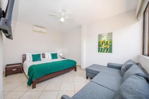 Una cama o camas en una habitación de Paradizio 204 31 fotos más