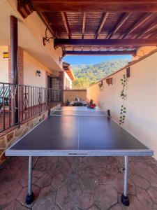 eine Tischtennisplatte in der Mitte eines Zimmers in der Unterkunft Casa en sierra de gredos piscina privada in La Adrada