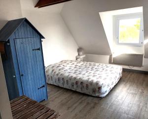 a bedroom with a bed and a window at Donemat in Arzon