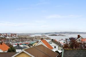 Blick auf eine Stadt mit Häusern und Wasser in der Unterkunft Kungshamn - Fisketången in Kungshamn