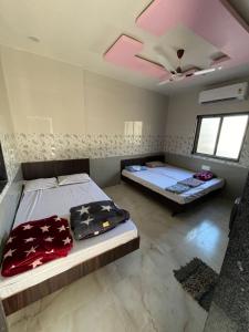 Giường trong phòng chung tại DYO Prem Pravah Bungalow