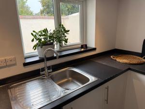 un comptoir de cuisine avec un évier et une fenêtre dans l'établissement 3 Bed East Devon close to Otter Valley National Nature Reserve and sea, à East Budleigh 62 autres photos