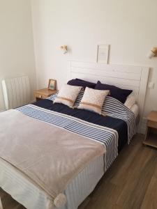 En eller flere senge i et værelse på Cottage des Alizes