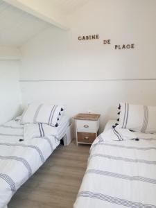 En eller flere senge i et værelse på Cottage des Alizes + 32 billeder