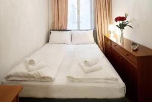 Ένα ή περισσότερα κρεβάτια σε δωμάτιο στο Classical Apartment with Shared Balcony & Free Parking