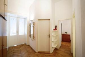 Ένα μπάνιο στο Classical Apartment with Shared Balcony & Free Parking