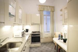 Η κουζίνα ή μικρή κουζίνα στο Classical Apartment with Shared Balcony & Free Parking