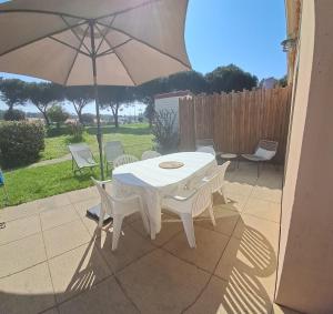 En terrasse eller udendørsområde på Cottage des Alizes