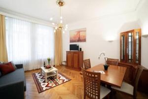 Μια τηλεόραση ή/και κέντρο ψυχαγωγίας στο Classical Apartment with Shared Balcony & Free Parking