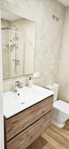 Bilik mandi di Azure House Sopela By Kima Gestión +11 gambar