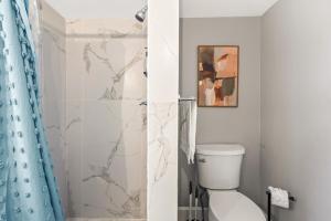 ein Badezimmer mit Toilette und Dusche in der Unterkunft Spacious 4BD - Sleeps 10 - Movie Night & BBQ in Durham + 46 Fotos