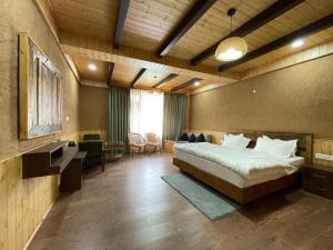 Un dormitorio con una cama grande en una habitación. en Mud Essence, en Sissu