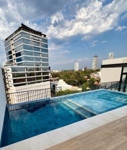 una piscina en la azotea de un edificio en First Del Sol 506 - Vivelite, en Asunción