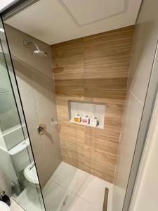 Un baño con ducha con puerta de cristal. en First Del Sol 506 - Vivelite, en Asunción