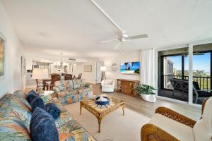 ein Wohnzimmer mit Sofa und Tisch in der Unterkunft Atrium #304 in Ybel