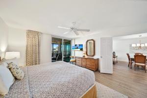 ein Schlafzimmer mit Bett und ein Esszimmer in der Unterkunft Atrium #304 in Ybel + 50 Fotos