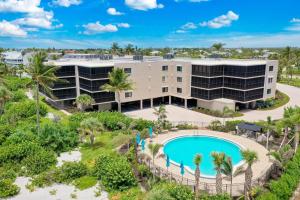 eine Luftansicht des Resorts mit einem Pool in der Unterkunft Atrium #304 in Ybel