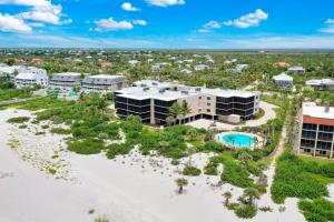 Luftaufnahme eines Ferienresorts am Strand in der Unterkunft Atrium #304 in Ybel