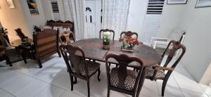 Cottage at Coverley في كرايست تشيرش: غرفة طعام مع طاولة مع كراسي وطاولة وكرسي +صورة واحدة