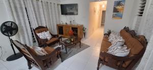 Cottage at Coverley في كرايست تشيرش: غرفة معيشة مع أريكتين وطاولة