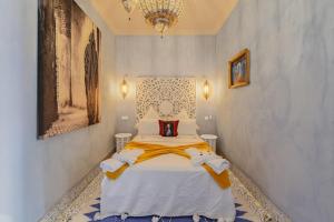 une chambre avec un lit avec des serviettes dessus dans l'établissement Riad Amaya, à Marrakech
