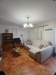 ein Wohnzimmer mit Sofa und Tisch in der Unterkunft Alojamento Cristina in Chaves