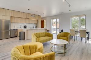 Una sala de estar con sillas amarillas y una mesa. en Mtn-View Retreat with Pool in Desert Hot Springs, en Desert Hot Springs