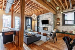 Una sala de estar con un sofá y una chimenea. en The Producers Loft, en Nashville