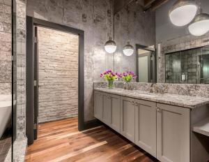 Un baño con dos lavabos y un espejo grande. en The Producers Loft, en Nashville 29 fotos más